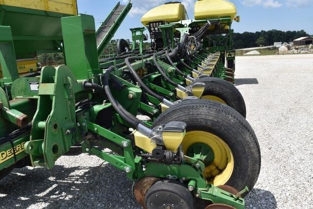 YieldTechnology's tweet image. For Sale: 2009 JOHN DEERE 1770NT - Precision Planting 20/20 Gen 2, hydraulic-driven AirForce compressor, row command shut-offs, eSets, cast closing wheels, PPS HD parallel arms, plus more!!

Info: tractorhouse.com/listing/for-sa…