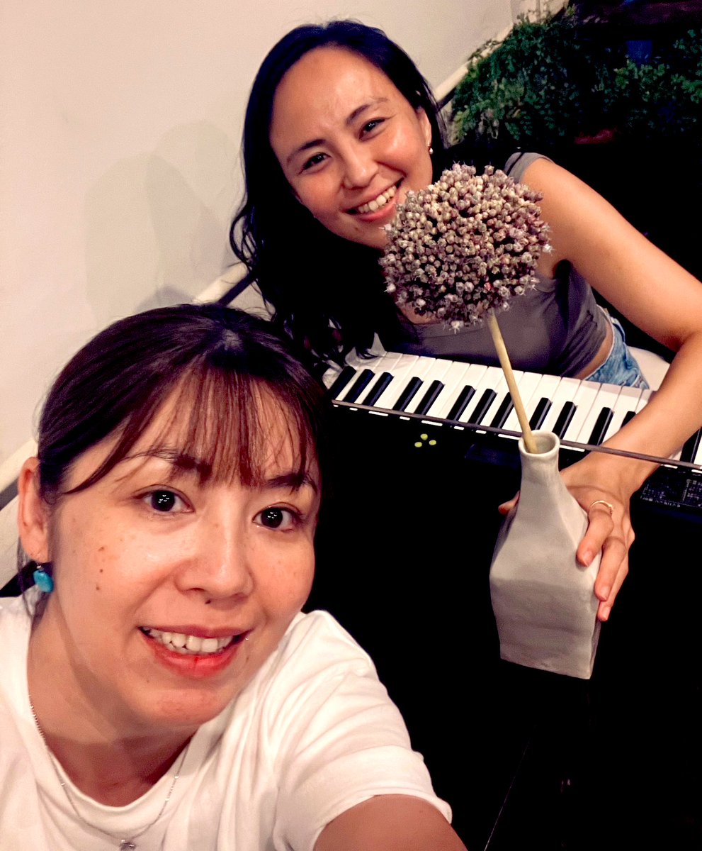 我那覇 美奈 (@mina_ganaha) on Twitter photo 本日は寄り道バールのゲストEri Liaoちゃん <a href="/sayunipui/">Eri Liao(エリ リャオ)</a> を迎えてのわちゃわちゃトーク❣️収録時はリハーサルだったんだけどバッチリいい感じ☺️✨
#あまみエフエム #ディウェイブ
「#我那覇美奈のよりみち日記」
毎週火曜16時〜(再)22時〜
npo-d.org/index.html
listenradio.jp/sp/ 本日は寄り道バールのゲストEri Liaoちゃん <a href="/sayunipui/">Eri Liao(エリ リャオ)</a> を迎えてのわちゃわちゃトーク❣️収録時はリハーサルだったんだけどバッチリいい感じ☺️✨
#あまみエフエム #ディウェイブ
「#我那覇美奈のよりみち日記」
毎週火曜16時〜(再)22時〜
npo-d.org/index.html
listenradio.jp/sp/