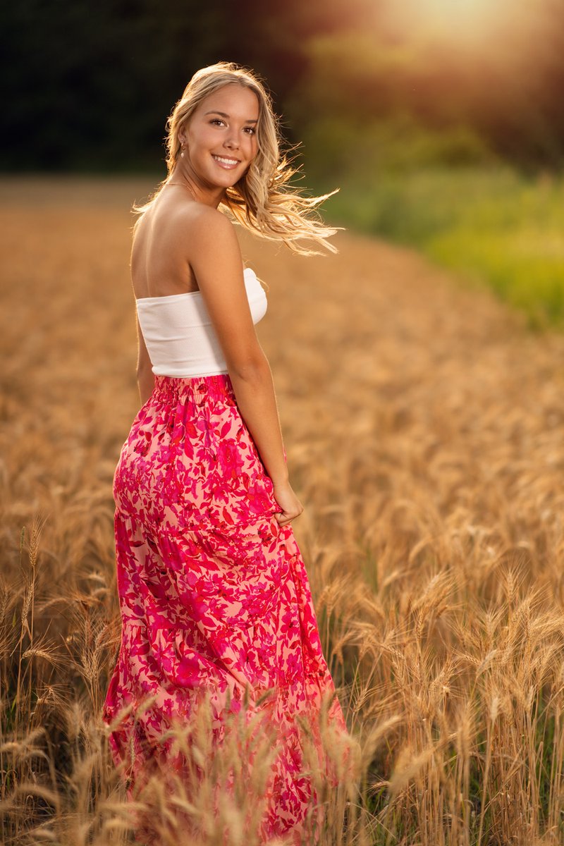 🎨🌟 From candid moments to styled shots, I aim to create a diverse portfolio that reflects your multifaceted personality. Each session is a collaborative effort to bring out your true self. DM me to start planning your unique senior photo experience! 📸✨