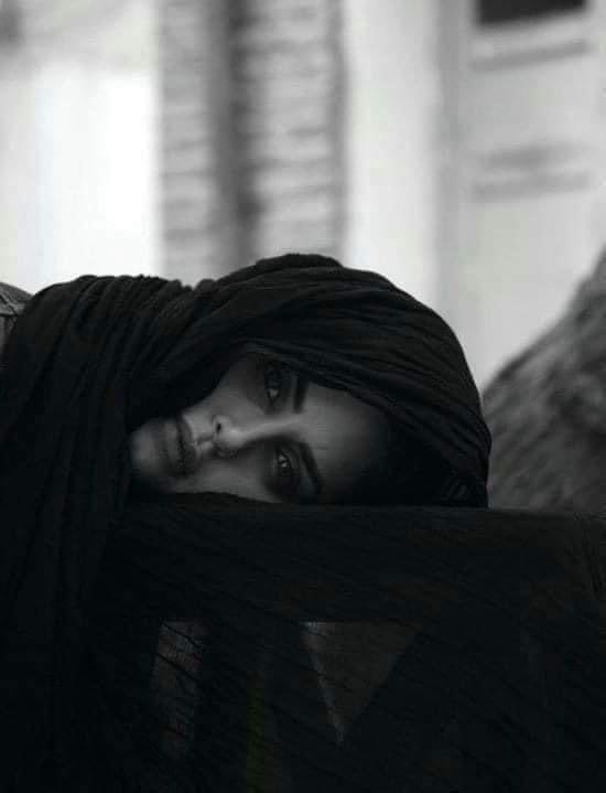 عَلَى قَيْدِ تَأَمُّلاَتِي الرَقِيقَة.... أَعِيشْ٠٠٠