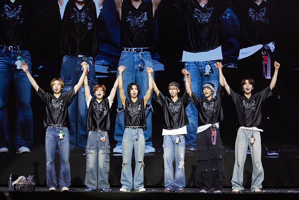 RIIZE_official's tweet photo. 라이즈, 필리핀 마닐라에 떴다! 팬콘 투어 &amp; 앨범 발매 기념 사인회 성황!
‘Boom Boom Bass’ 무대에 함성 폭발! 신곡 추가된 세트리스트 화제!

https://t.co/mwnzd0gb8H

#RIIZE #라이즈 
#RISEandREALIZE
#RIIZE_FANCON
#RIIZINGDAY https://t.co/ppf3SSm7AE