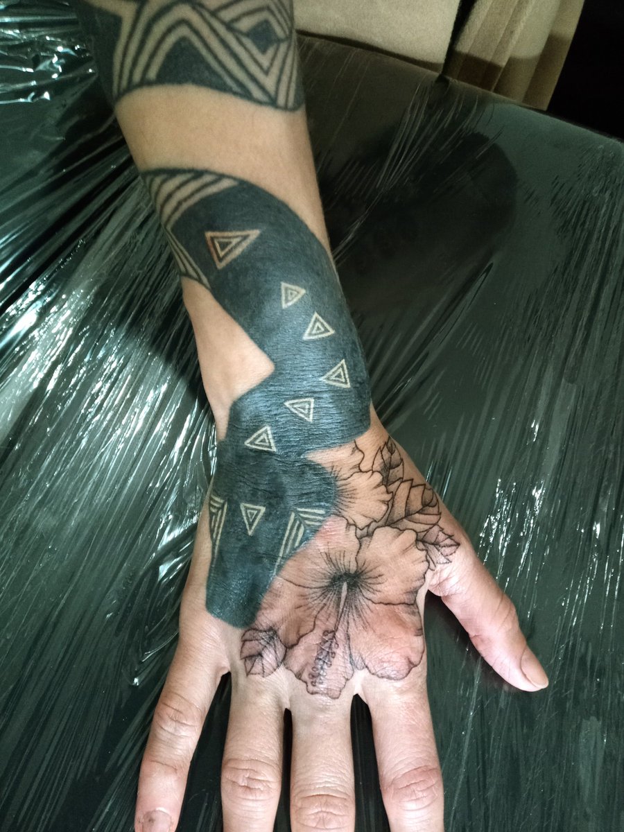 GN! 🌜

Today was the day to renovate a tattoo.

before  ➡️  after