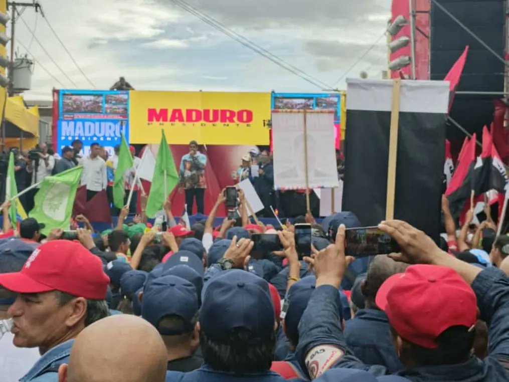 AmadorNoel1's tweet photo. Aquí estamos los hijos de Bolívar y Chávez, defendiendo nuestro legado, en apoyo absoluto al candidato de la Paz @NicolasMaduro, quién este #28Julio tendrá una victoria contundente 🇻🇪
#LaEsperanzaEstáEnLaCalle
#NicolásYaGanó
#CrecimientoProductivo
@amarcanopsuv
@PartidoPSUV https://t.co/MWWocFX1WM
