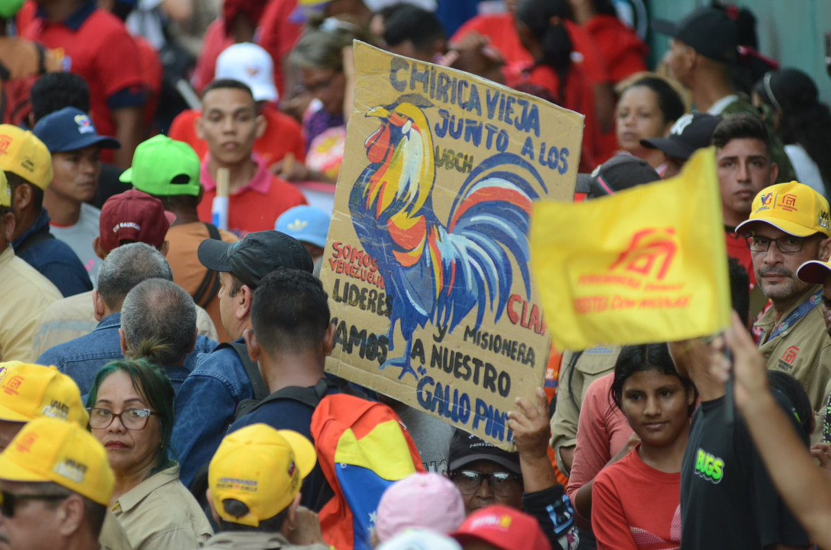 AmadorNoel1's tweet photo. Aquí estamos los hijos de Bolívar y Chávez, defendiendo nuestro legado, en apoyo absoluto al candidato de la Paz @NicolasMaduro, quién este #28Julio tendrá una victoria contundente 🇻🇪
#LaEsperanzaEstáEnLaCalle
#NicolásYaGanó
#CrecimientoProductivo
@amarcanopsuv
@PartidoPSUV https://t.co/MWWocFX1WM