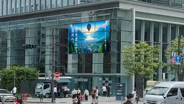 NSGgroup_jp_PR's tweet image. ／
当社新事業
ガラス建築の屋外広告媒体化サービス
#GLASSNODE　
#銀座松竹スクエア で8月1日より試験放映開始🎉
＼

ガラス面に透明LEDを貼り付けているので、
浮かび上がるような立体的でインパクトのある映像が特徴です❤
晴海通りを通る際には是非見てね👀
bit.ly/4f1pI1T