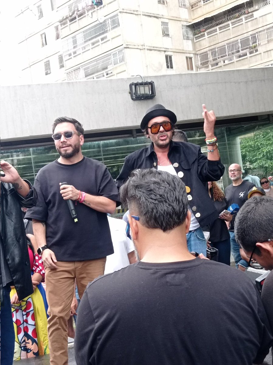 taymerchan's tweet photo. @florentino @losprimerafans @servando Obvien el 🦣 parado delante de nosotras 😑😑

Yo estaba de segundaaaaa pero delante de nosotras se metieron como 10 de prensa 😑😑😑😑 https://t.co/5TV1oqDO3i