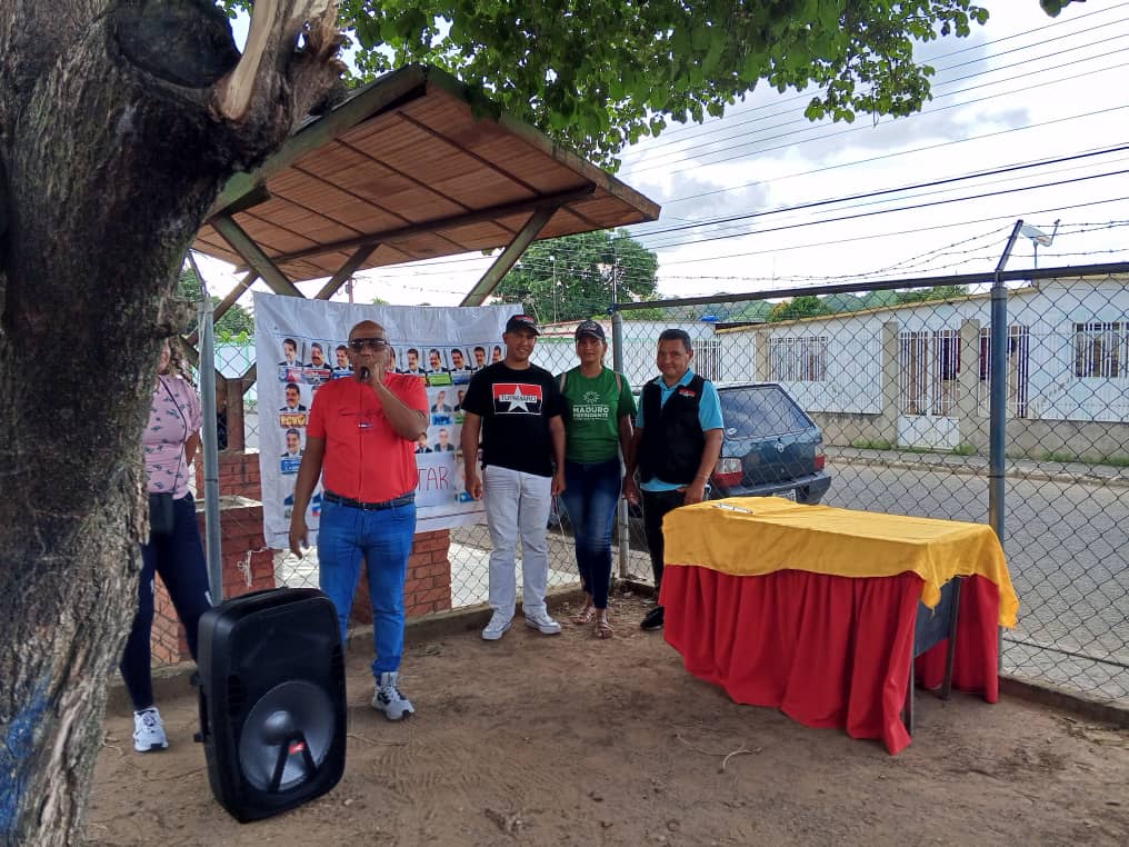 portuguesamrt2's tweet photo. Militantes de Mnpio @MRTGUANAREPORT2, visitaron la comunidad 19 de abril. Junto al #GPPSB donde se explico al pueblo donde votar este #28Julio. 

Vamos junto a @NicolasMaduro!

#TupamaroConNico
#CremimientoProductivo https://t.co/TQiFecxWeX