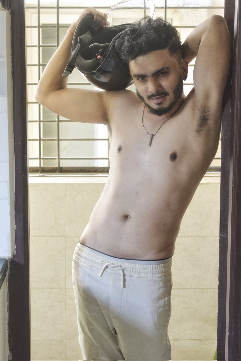 Harirocky007's tweet photo. Who needs a shirt when you have a bag to hold? 🤷‍♂️

📸:-@RandyAn39621765

 #NoShirtNoProblem #BagLife #Flexing #shirtlessboys #hotmen #photooftheday #mentalhealth https://t.co/MokmuuMly4