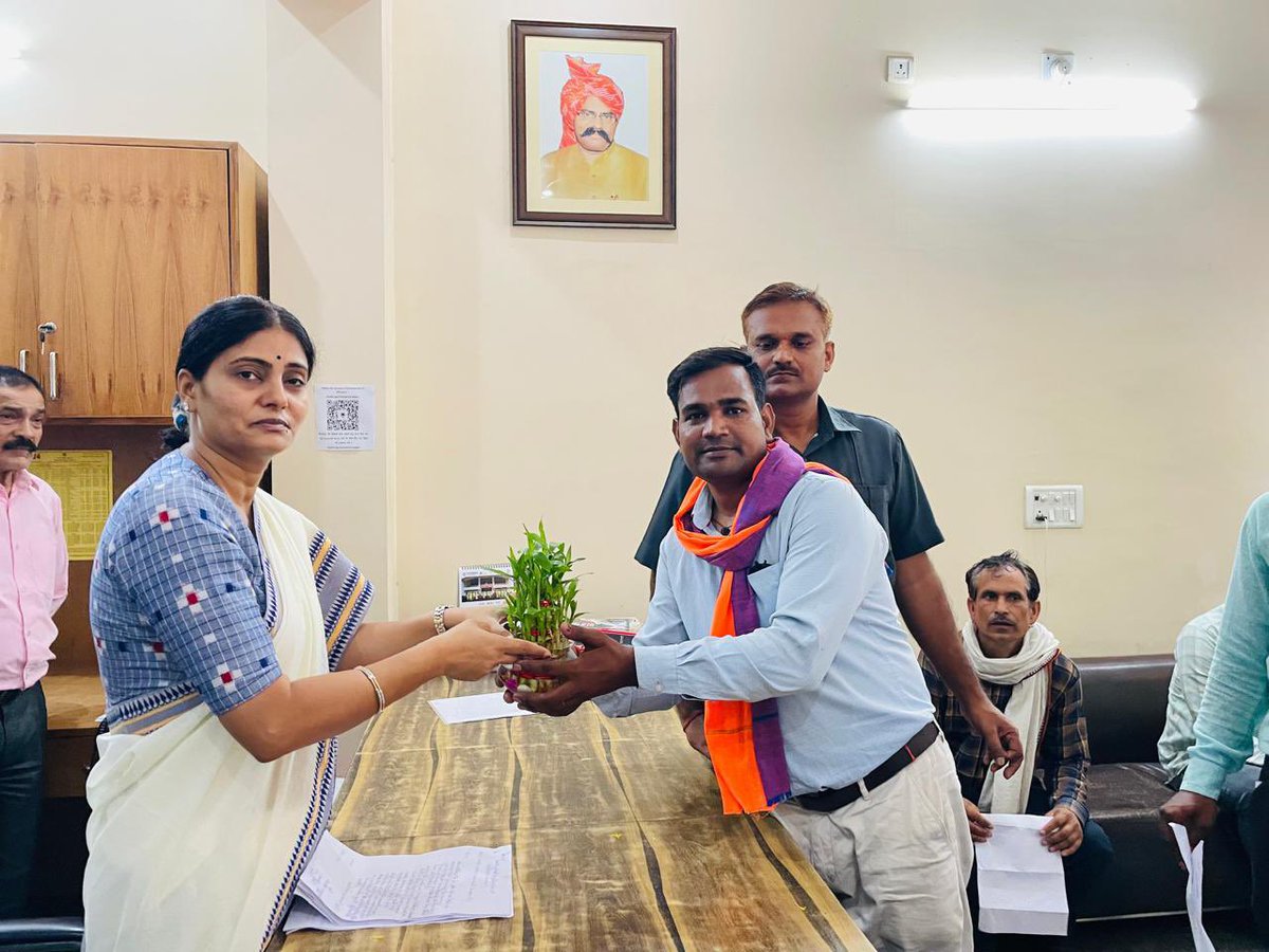 आज सांसद जनसंपर्क कार्यालय, मिर्ज़ापुर में जन-सामान्य एवं कार्यकर्ताओं से भेंट कर उनकी समस्याओं से अवगत हुई।