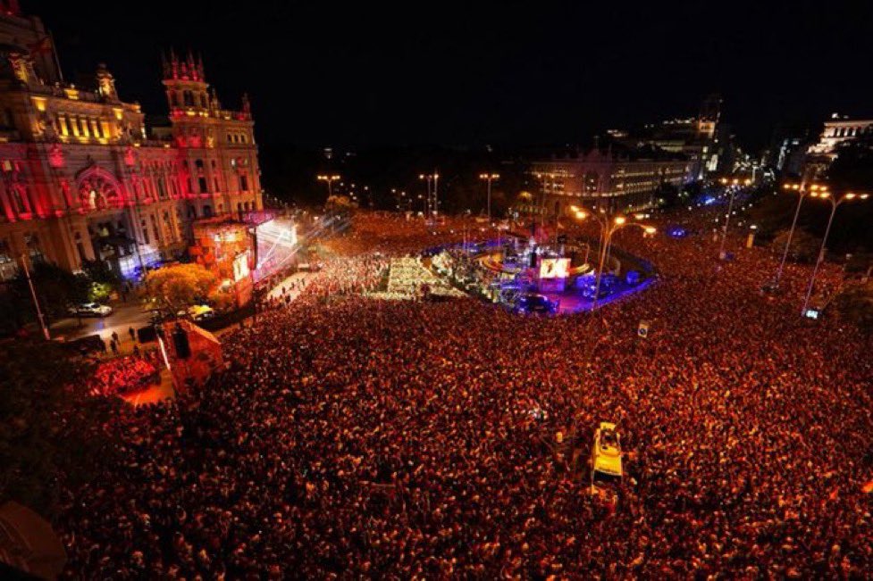 Tagelca's tweet photo. Lo de ayer no fue real joder. Cibeles llena hasta reventar, todo el mundo con la camiseta y la bandera de España por la calle, 26 tíos borrachos cantando “Gibraltar es Español” encima de un escenario y felicidad a raudales 

Sigo sin creérmelo. Estamos de vuelta https://t.co/p6FelAcqhL