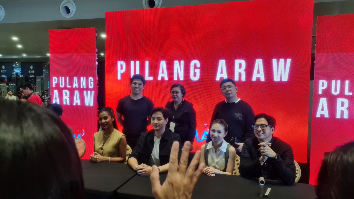 redwizardph's tweet photo. The cast of #PulangAraw with the organizers of PinoyCon, hesded by the Founder of Redwizard Evenslts, Elaine Cedillo. During Pulang Araw Meet and Greet last July 13 at PinoyCon event.
#ALDENRichards #BarbieForteza #SanyaLopez #DavidLicauco #DennisTrillo https://t.co/QCvV6YxlqV