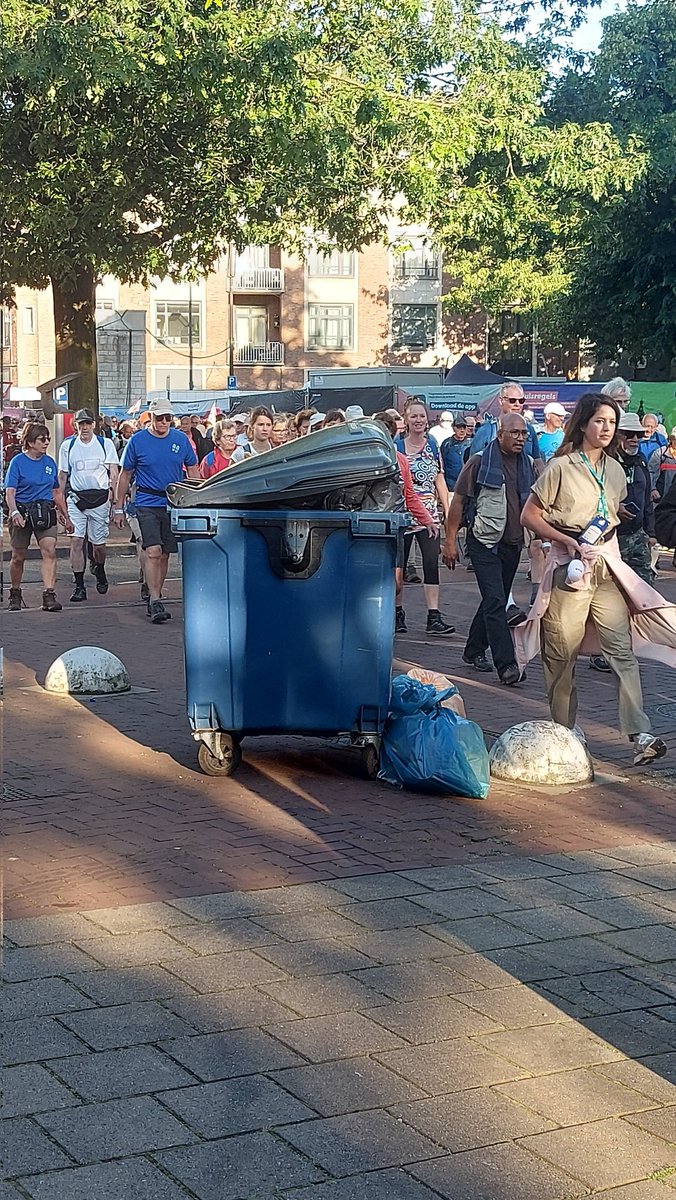 Lekker joh, je vuilcontainer op de route plaatsen #4daagse #Nijmegen