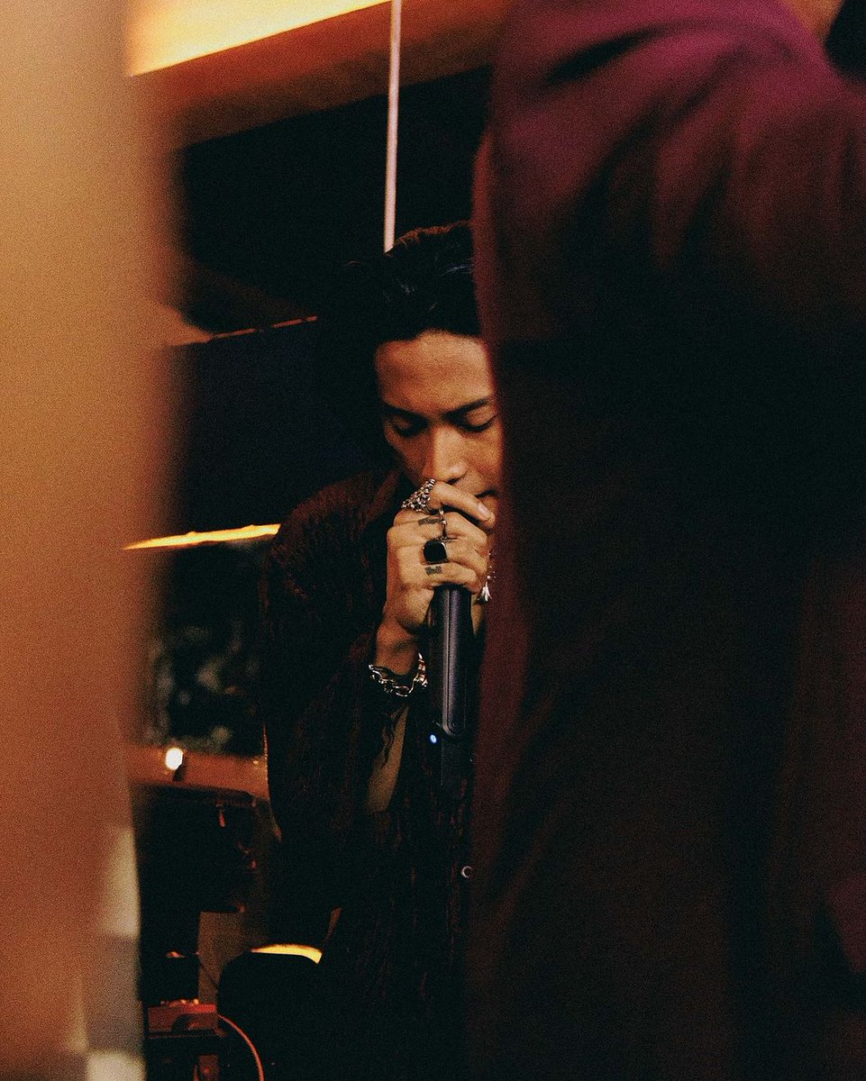 felipsupercore's tweet photo. even in the midst of the crowd, i’d still keep on searching for you. 

#SB19_KEN #FELIP
@felipsuperior 

📸: mikehellyah (IG) https://t.co/klTpIpkg96