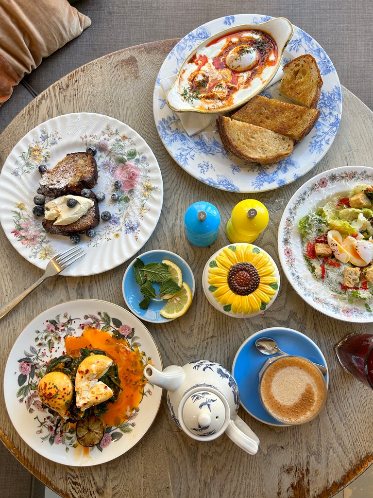 Oh, would you look that spread? 🤤
Pop down to Notting Hill today for a wholesome brunch. 

#brunchtime #foodies #brunching #cafes #eggs #nottinghill