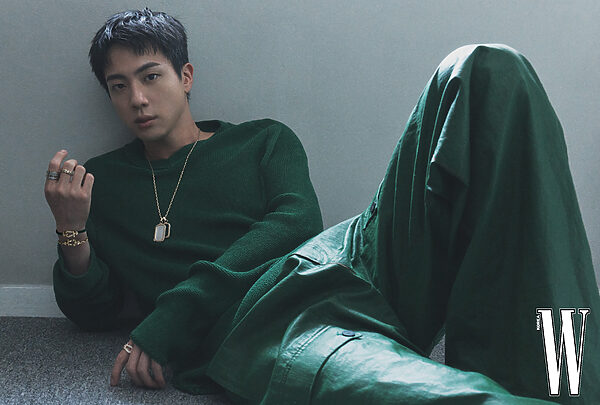 seokjin_updates's tweet photo. THE POWER THIS PICTURE HOLDS IS JUS INSANE !!! https://t.co/nFATiYlRQ6