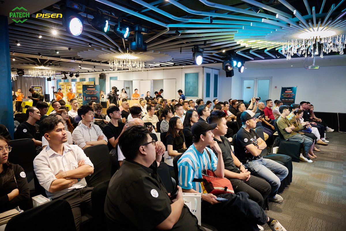 pisenglobal's tweet photo. Captivating snapshots from our Vietnam launch event! 
The Pisen 140W Mega Charging Hub is here to redefine your charging experience! 📸🔌 

#Pisen #kickstarter #PisenEventHighlights #pisen140WMegaChargingHub #megsafecharger #desksetup #technolovers #PowerUpVietnam #TechRevolution https://t.co/WCzhUviC3G