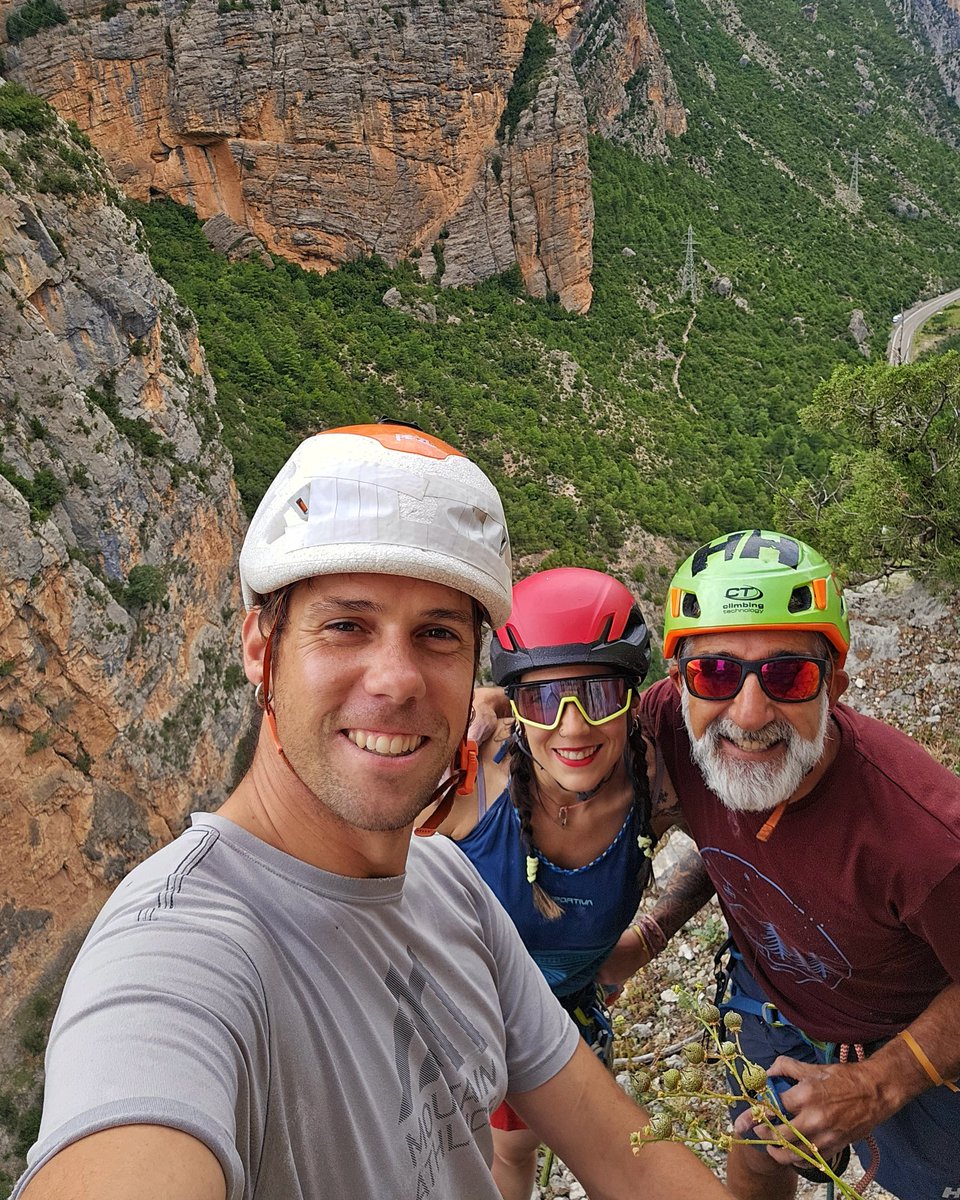 ETroguet's tweet photo. 🚲 Thursday: cycling in Val d'Aran (69km +1890m)
🧗🏻♀️ Friday: sport climbing in Viuet with Ferran.
🧗🏻♀️ Saturday: multi-pitch in Collegats. "Passage pour l'impossible", 175m, 6b/Ae. Roca del Diable. With Ferran& Cesar
#Andorra #ValDaran #AltaRibagorça #Collegats #Pyrenees
⬆️ 2/4 ⬇️ https://t.co/jbnzyEJP8N