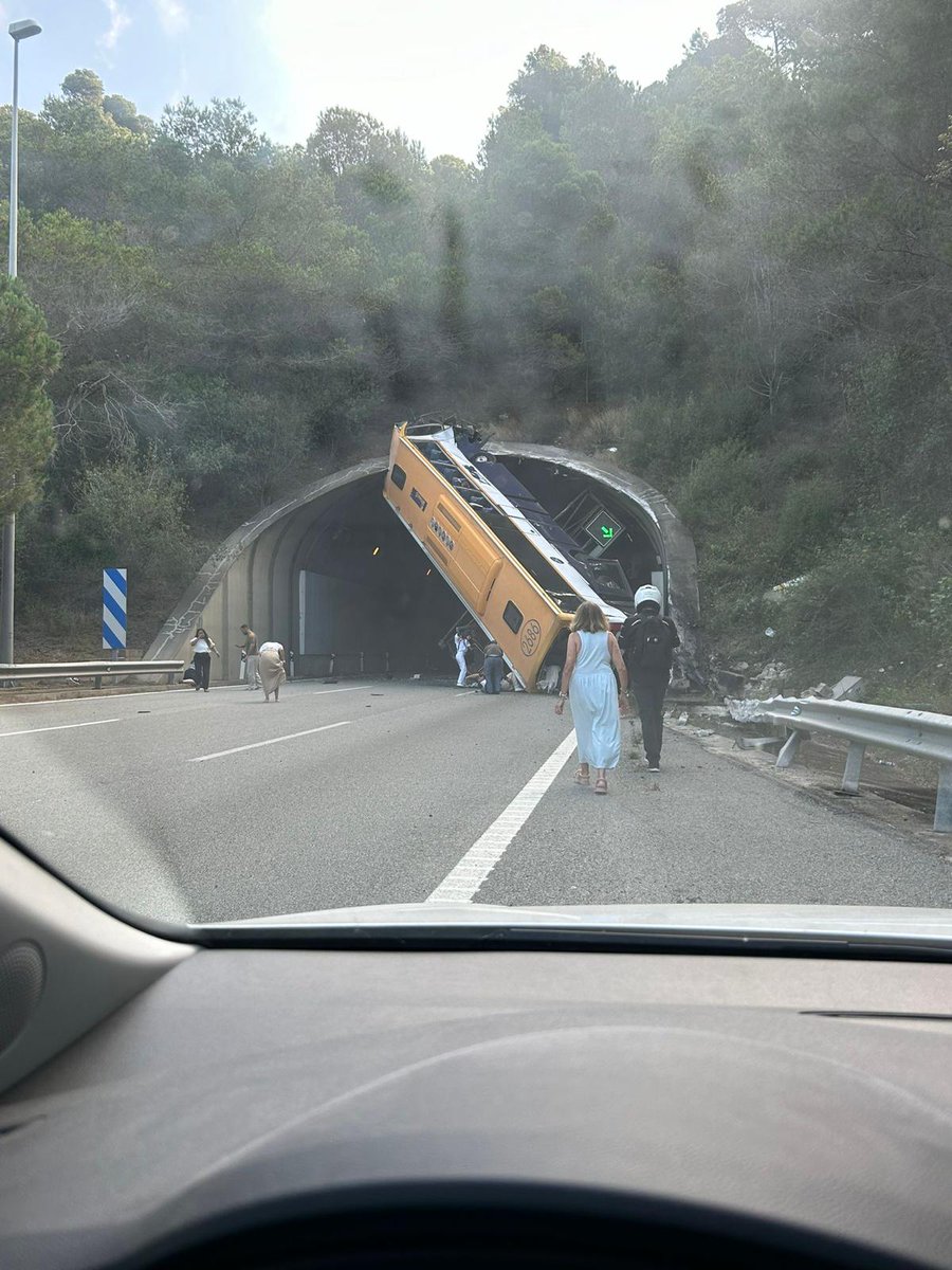 Els bombers estan intentant rescatar dues persones atrapades a la part davantera de l'autobús que ha bolcat a la C-32 a Tordera ccma.cat/324/bolca-un-a…