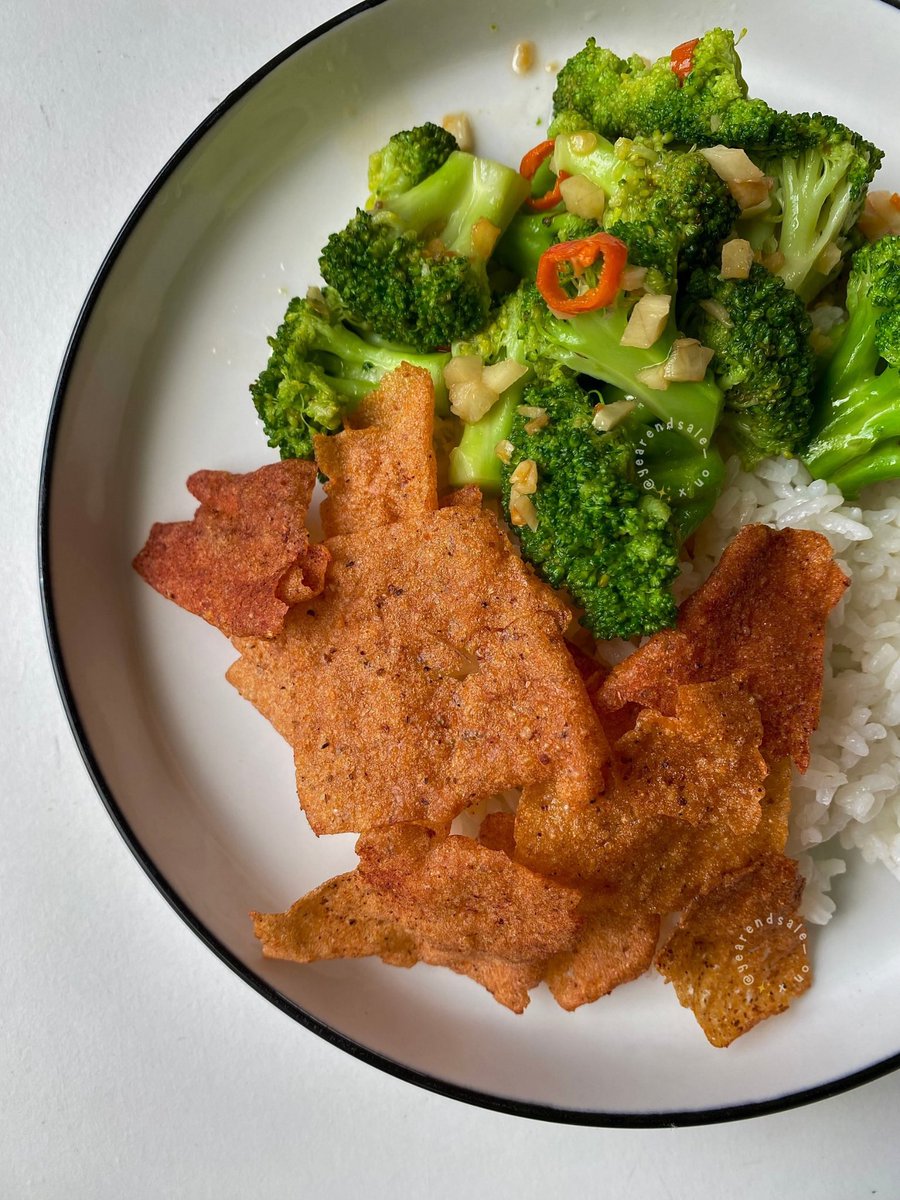 baru tau dada ayam dibikin chips kaya gini, tanpa tepung dan tanpa MSG tapi kerasa gurihnya, enak buat camilan atau temen makan.

claimnya sih camilan sehat dan low calories soalnya terbuat dari 85% dada ayam asli.