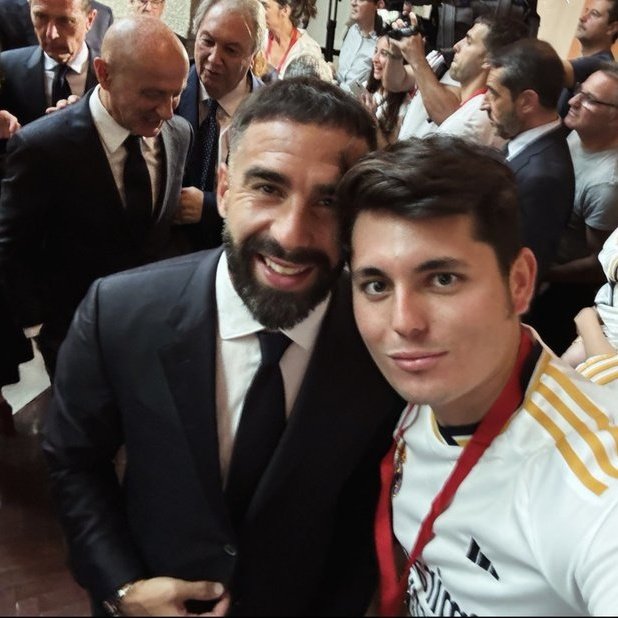 BenderOfuscado's tweet photo. Recordáis el tuit racista de Vito Quiles? Pues ayer Carvajal se hacía fotos de compadreo con él.

Buena forma de defender a tus compañeros. https://t.co/LrJgr60YN3