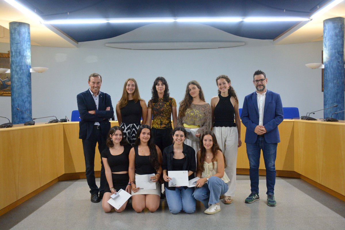 Olot Educació (@oloteducacio) on Twitter photo 🏅Distinció a les 8 alumnes amb millors notes d’accés a la universitat d'#Olot de l'<a href="/INSLAGARROTXA/">INS LA GARROTXA</a>, l'Institut Montsacopa, l'Institut <a href="/boscdelacoma/">INS Bosc de la Coma</a> i l'Escola d'Art d'Olot.
🖋️Les estudiants han signat el Llibre d'Honor Jove de la Ciutat.
📲oloteducacio.cat/2024/07/16/rec… 🏅Distinció a les 8 alumnes amb millors notes d’accés a la universitat d'#Olot de l'<a href="/INSLAGARROTXA/">INS LA GARROTXA</a>, l'Institut Montsacopa, l'Institut <a href="/boscdelacoma/">INS Bosc de la Coma</a> i l'Escola d'Art d'Olot.
🖋️Les estudiants han signat el Llibre d'Honor Jove de la Ciutat.
📲oloteducacio.cat/2024/07/16/rec…