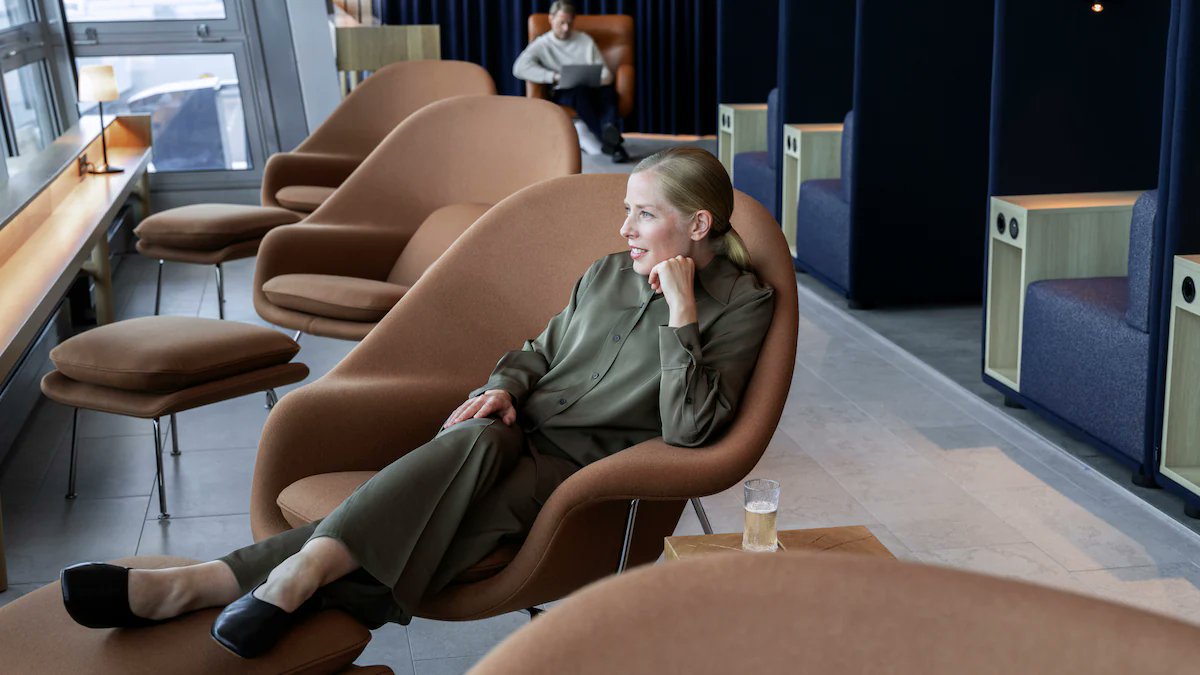 DiscoverFinland's tweet photo. Finnair have opened a new spacious and comfortable Schengen Lounge in Helsinki Airport. The design, led by Studio Joanna Laajisto, captures the essence of the Nordics, with furniture by renowned Nordic designers, such as Artek, Nikari and Gubi: 
https://t.co/29TttPtwsD https://t.co/VjajEDtC79
