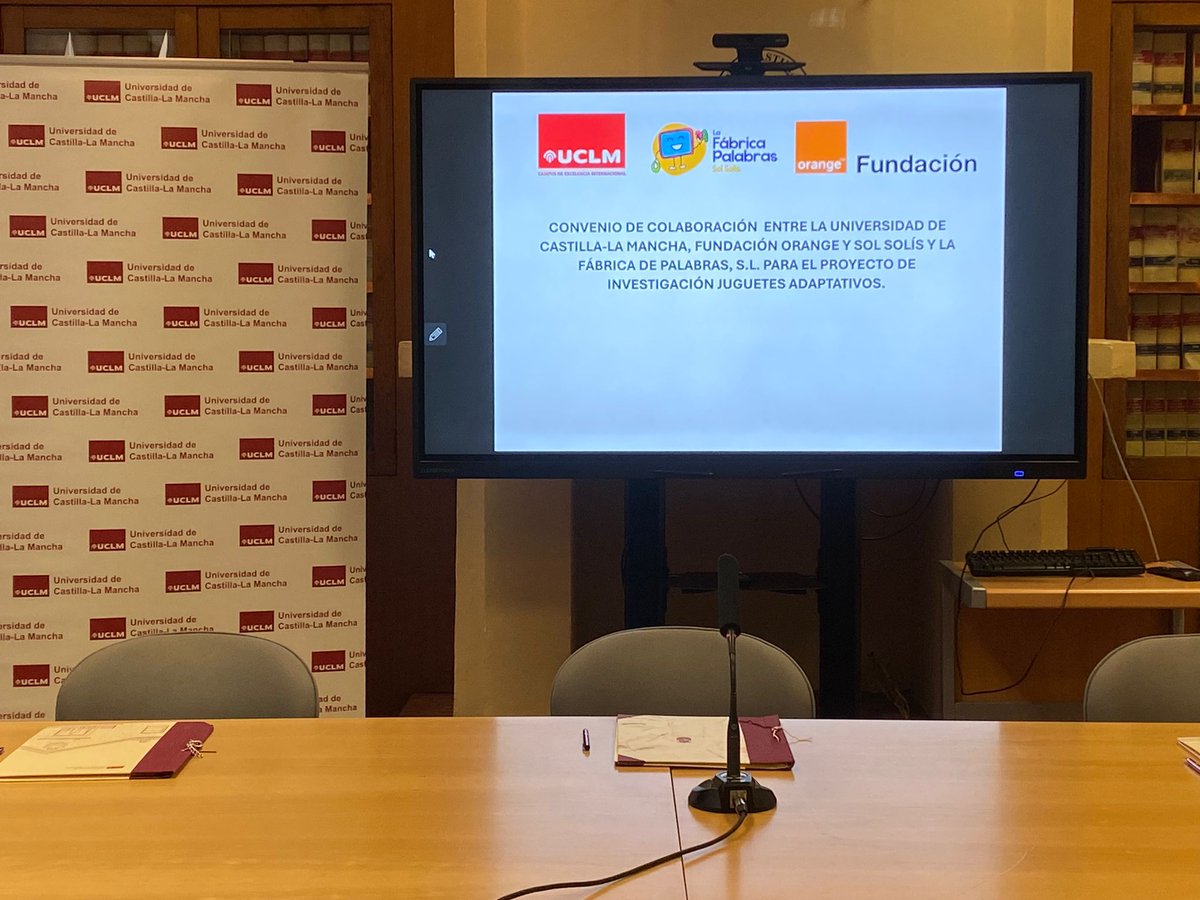 fundacionorange's tweet photo. ¡Hoy nos trasladamos a la Biblioteca del Edificio Sabatini en el campus de la Fábrica de Armas de la @uclm_es! 
Pronto comenzamos la renovación del convenio para el proyecto #JugarEsObligatorio

No te pierdas el evento en directo en nuestras redes sociales 📲✨ https://t.co/2sxgXPi5Bz