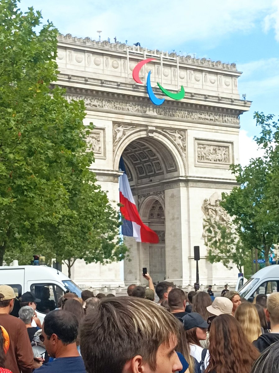MBellaradh's tweet photo. Journée au défi du 14 juillet à l’avenue Foch Paris. 
#14Juillet #FêteNationale https://t.co/SduqdRsEna