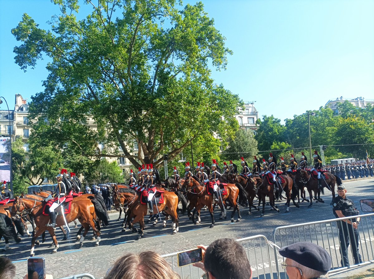 MBellaradh's tweet photo. Journée au défi du 14 juillet à l’avenue Foch Paris. 
#14Juillet #FêteNationale https://t.co/SduqdRsEna