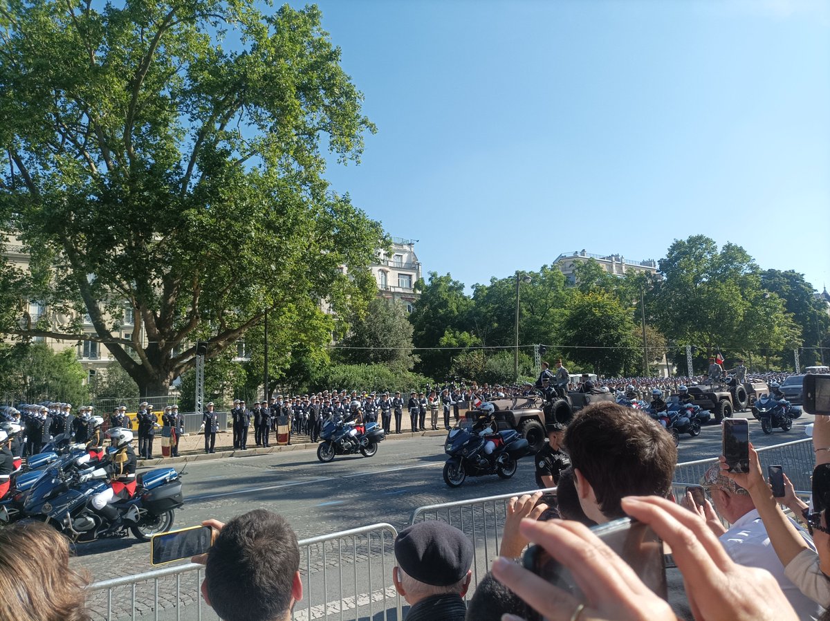 MBellaradh's tweet photo. Journée au défi du 14 juillet à l’avenue Foch Paris. 
#14Juillet #FêteNationale https://t.co/SduqdRsEna