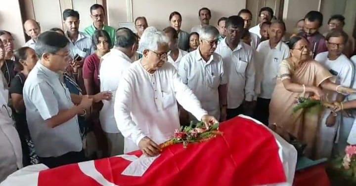 velu_ramavel's tweet photo. திரிபுராவில் #CPIM ராஜ்நகர் மாவட்ட கவுன்சிலர் வேட்பாளர் தோழர் பாதல் ஷில் பாஜக குண்டர்களால் படுகொலை செய்யப்பட்டார்.அவரது உடலுக்கு #CPIM அரசியல் தலைமைக்குழு உறுப்பினர் மாணிக்சர்க்கார், காங்கிரஸ் தலைவர்கள், பொதுமக்கள் என அனைத்து தரப்பினரும் அஞ்சலி செலுத்தினர். #Tripura #BJPTerror https://t.co/pVaty5jx0C
