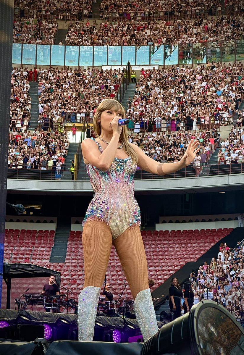 LucaVici's tweet photo. take the moment and taste it 💕
@taylorswift13 @taylornation13 #MilanTSTheErasTour https://t.co/h50LhbI47l