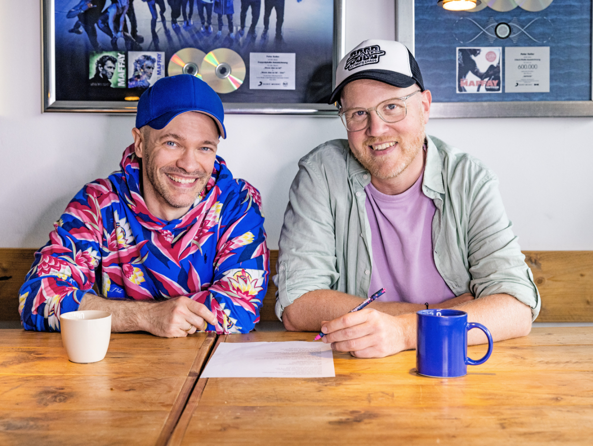 Hier siehst du Jens Eckhoff von „Wir sind Helden“, mit dem ich den Intro-Song für meinen neuen Podcast: „5 Dinge mit 20“ schreibe Und ich hab doch noch nie Musik geschrieben! Doch was soll ich sagen: Der Prozess ging wie Butter! Am 13.09. erscheinen nun Song und Podcast! 🥳