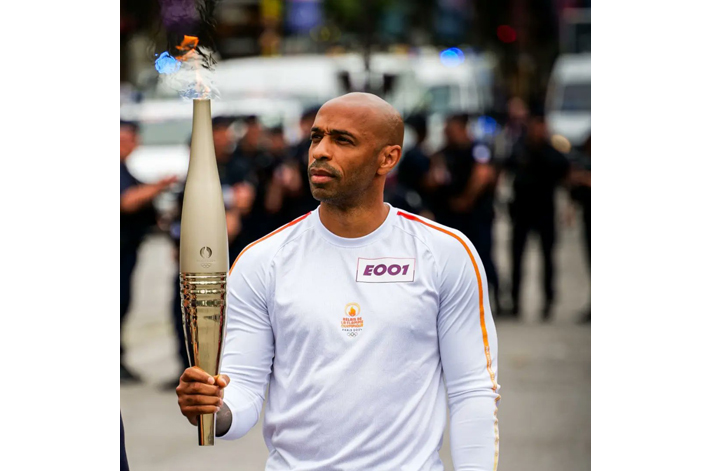 Some Olympic history was made in Paris on Bastille Day via the Torch Relay visits to several of the city's iconic sites. Photo via <a href="/Paris2024/">Paris 2024</a> with details at this link -- isoh.org/torch-relay-ar…