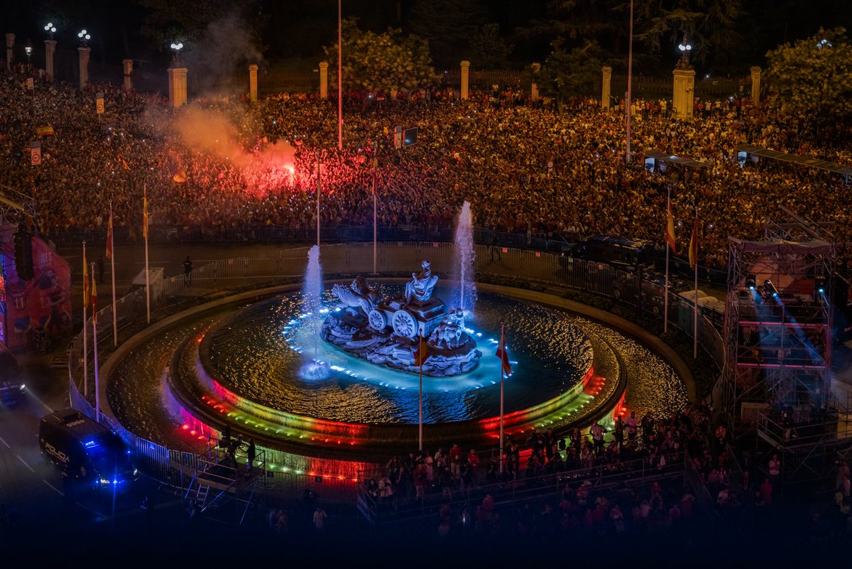 Guillermodgc's tweet photo. Spanish national #football team returns to #Madrid to celebrate #EURO2024  win. #Spain beat England 2-1 in the final in Berlin to win their record fourth European crown.  

#Spain #Football #Madrid #EuropeanChampionship #Champions  @sanchezcastejon @desdelamoncloa @MADRID https://t.co/mkN6ztqzx9