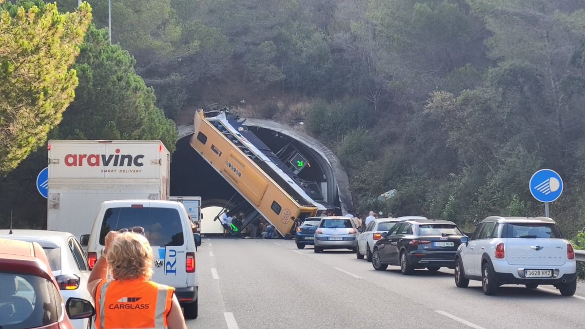 🔴 [ÚLTIMA HORA]: Bolca un autobús de passatgers a la #C32 provocant retencions a l'entrada del túnel de #Pineda al #Maresme.

⚠️ Segons <a href="/transit/">Trànsit</a> la C32 està tallada en sentit Girona. Es desplacen fins a aquest punt <a href="/bomberscat/">Bombers</a> i ambulàncies del <a href="/semgencat/">SEM. Generalitat</a>. De moment no hi ha
