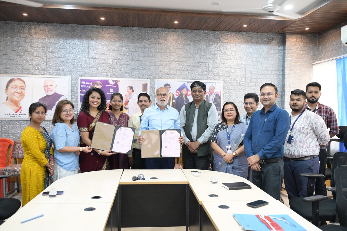 Priyankaborah_'s tweet photo. Excited to mark another significant milestone with the Vice Chancellor of Assam Down Town University, Prof. (Dr.) Narayan Chandra Talukdar Sir, as we sign the MoU forging new pathways in academia and collaboration 🤝#mousigning  #zubleefoundation  #adtu #assam #socialworker #zf https://t.co/aW13x15Byl