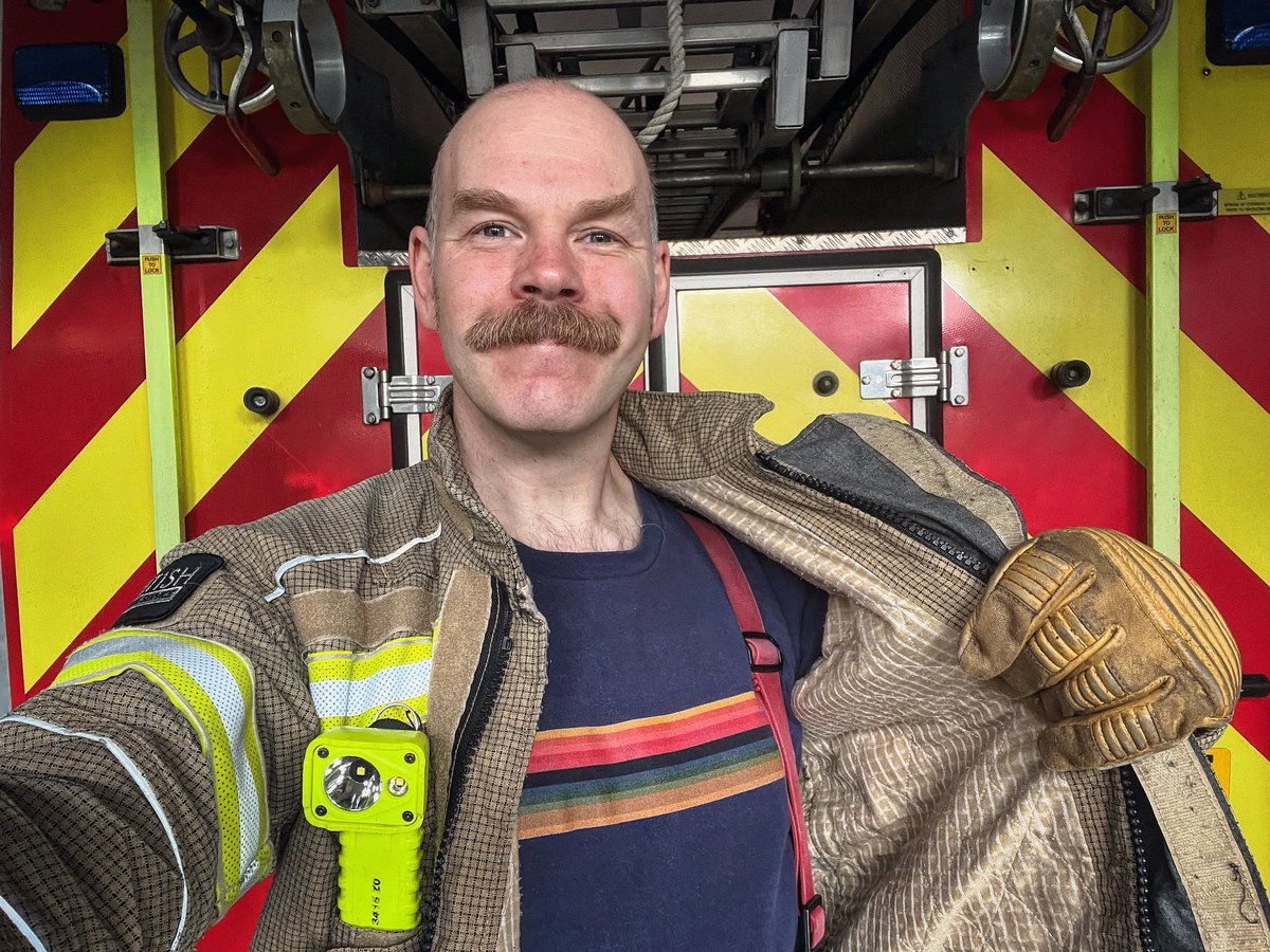 The firefighter braces really help when you’re secretly cosplaying as Jodie Whittaker under your PPE. 

#doctorwho #13thdoctor #firefighter
