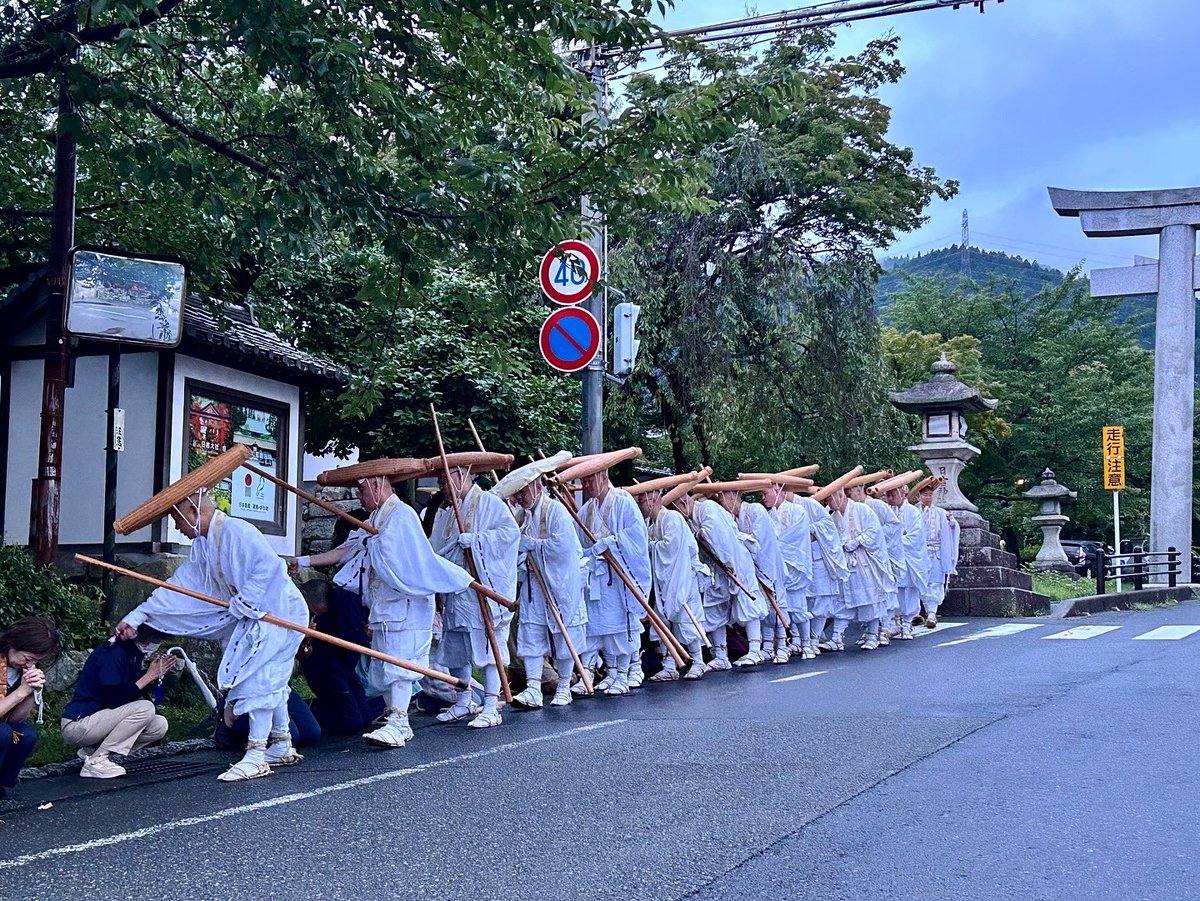 enryakuji_hiei's tweet photo. 16日から20日までの五日間、回峰行者による夏安居が行われます。本日早朝、葛川明王院に向け、坂本を出発しました。夏安居では、回峰行創始相応和尚を偲んで、さまざまな修行が行われます。道中には、多くの信者さんがお加持を待っておられました。

#比叡山 #延暦寺 #相応和尚 #回峰行 #葛川 #明王院 https://t.co/0ZOD3Q53z6