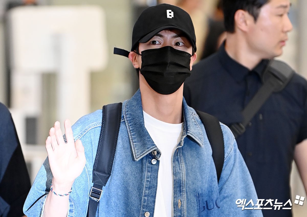 ARMYTEAMID's tweet photo. [💜]

Kedatangan BTS JIN di Korea Selatan

WELCOME HOME JIN https://t.co/1uiyoEUIdH