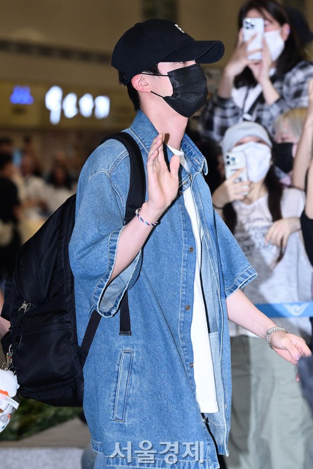 ARMYTEAMID's tweet photo. [💜]

Kedatangan BTS JIN di Korea Selatan

WELCOME HOME JIN https://t.co/1uiyoEUIdH