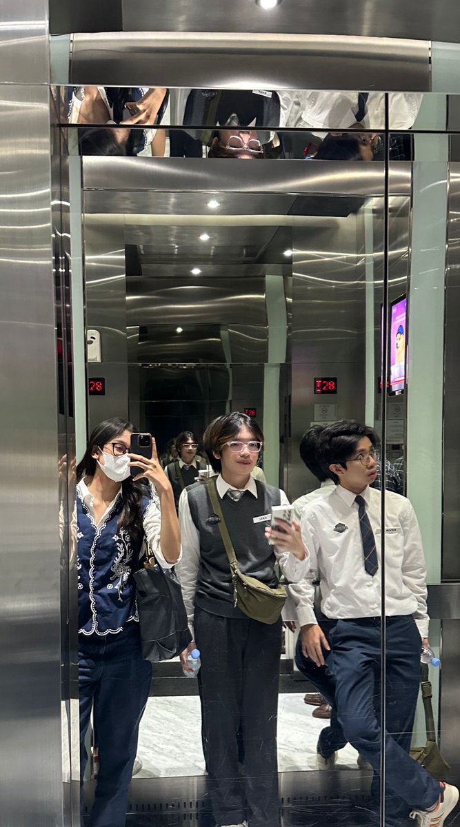 dinovly's tweet photo. #maudy #axelots #kevin #kevinganteng ih lucuu banget mbak-mbak magang sama 2 adeknyaa yang masih sma🥹 https://t.co/bE24go2pfJ