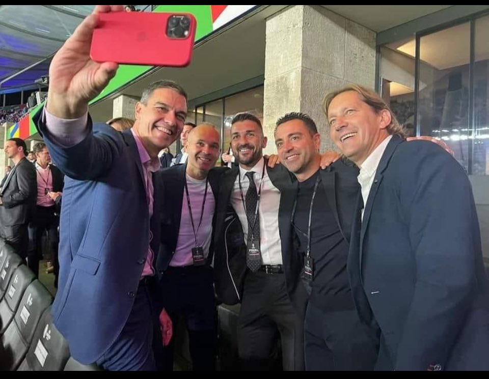 TaniaCrespo3's tweet photo. Se tiene clase o no se tiene y hay algunos que la traen grabada en los genes. Grandes deportistas y mejores personas. 
Iniesta, Xavi y Villa la excelencia y el saber estar.
No hay más preguntas.
👇🏻👇🏻👇🏻 https://t.co/iJ4XdbR7Sf