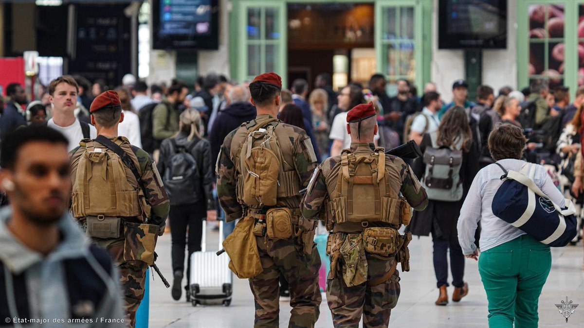 CEMA_FR's tweet photo. Les soldats de l'opération #Sentinelle contribuent avec détermination et dévouement à la protection des Français.
Je salue le professionnalisme démontré par les militaires lors d'une agression subie dans la zone de la gare de l'Est.
Je souhaite un prompt rétablissement au soldat blessé.