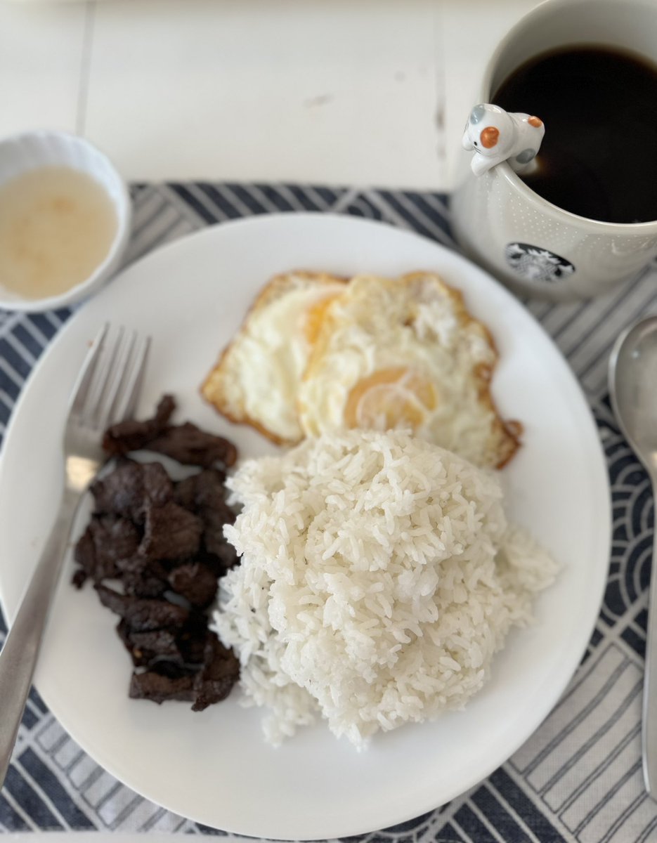 gracegal's tweet photo. My typical breakfast. Fried rice or steamed rice paired with either beef tapa or cheese hotdogs with fried eggs and Nescafe Gold coffee https://t.co/r7dfgGQSox