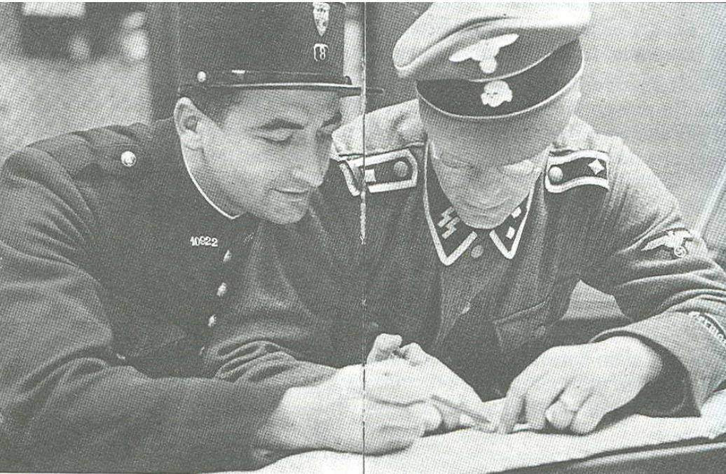 #RafleduVeldHiv par la Préfecture de police de Paris, sur ordre de Vichy et des autorités nazies, 13 000 Juifs furent arrêtés, déportés vers #Auschwitz. Circulaire n°173-42 - 13 juillet 1942 ddata.over-blog.com/0/36/50/34/pdf… Ici, un policier français qui collabore avec un Oberscharführer