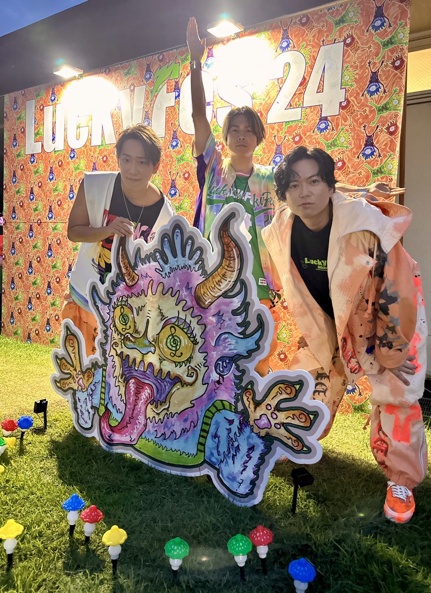 STARTO_INT's tweet photo. #KeiichiroKoyama, #ShigeakiKato, and #TakahisaMasuda of #NEWS take a photo backstage at this past weekend's #LuckyFes'24 music festival!

"There's nothing quite like exchanging good vibes to great music with even greater people." (～ @Shige_no_hitori)

@NEWS0915_music https://t.co/h3sZH8cBPo