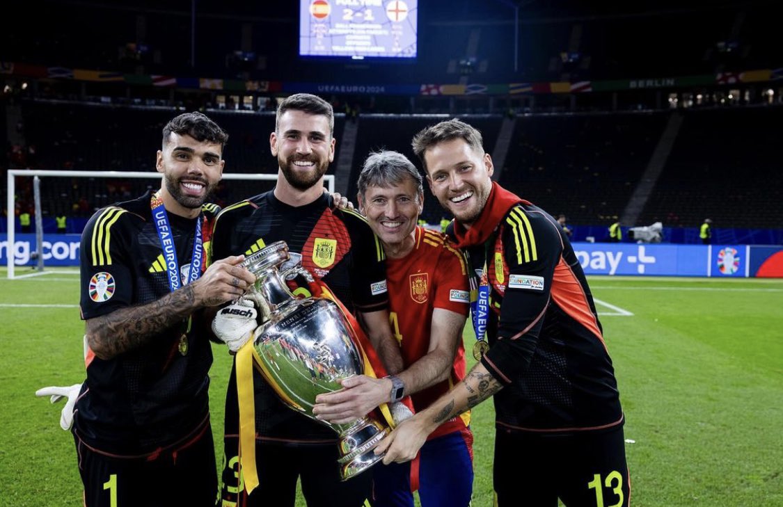 No nos cansaremos de ver imágenes tan bonitas como esta 🤩

Miguel Ángel España, director Académico de los cursos ‘UEFA GK A’ y ‘UEFA GK B’, acompañado por los porteros que han llevado a la <a href="/SEFutbol/">Selección Española Masculina de Fútbol</a> a conquistar la @EURO2024

Enhorabuena 👏👏👏

#FormaciónRFEF | #Goalkeeper