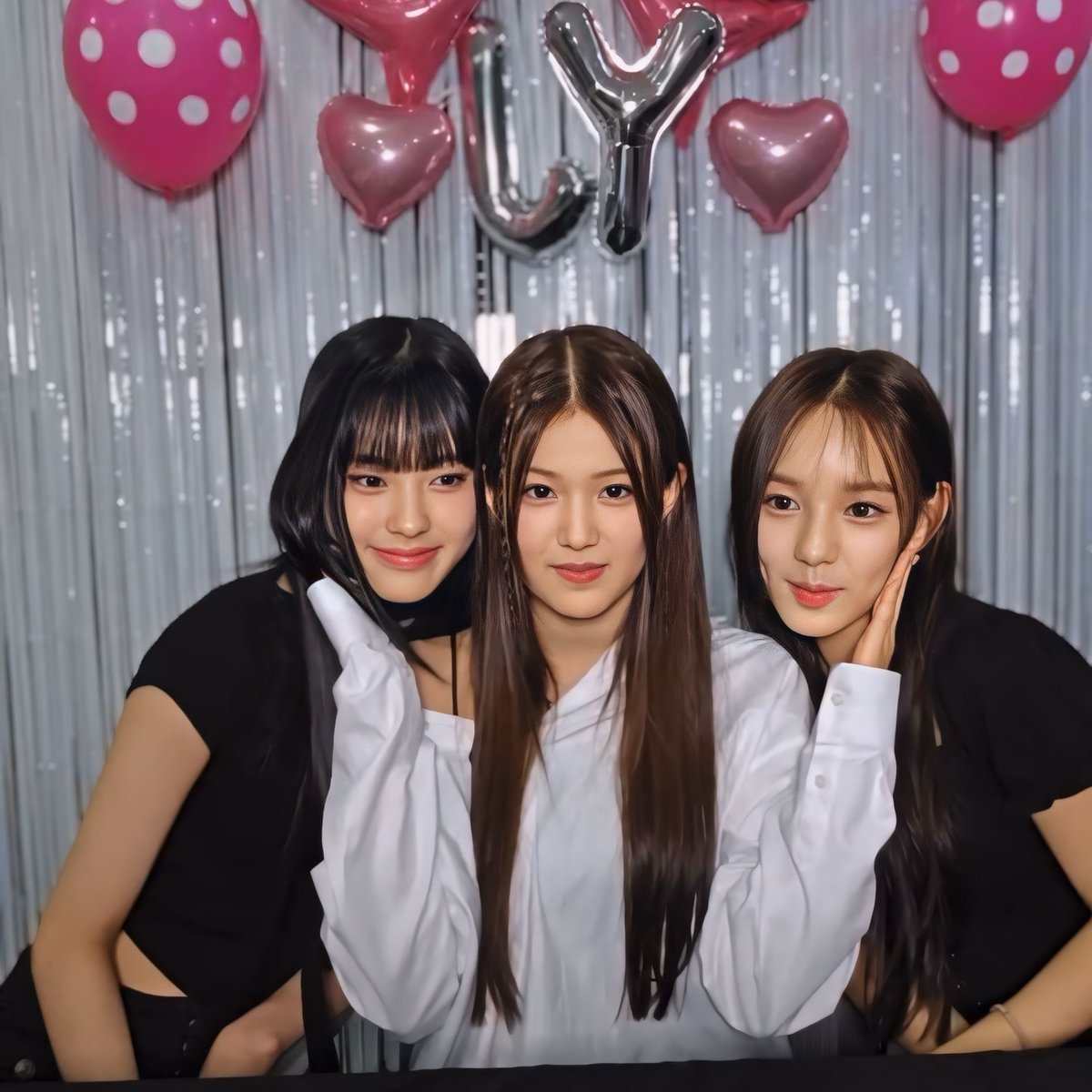 Jiyoon_Princess's tweet photo. JIYOON'S BIRTHDAY LIVE (SOURCE DC IZNA GALLERY) 
#IZNA #JIYOON @izna_offcl https://t.co/6VnR7tv1GG