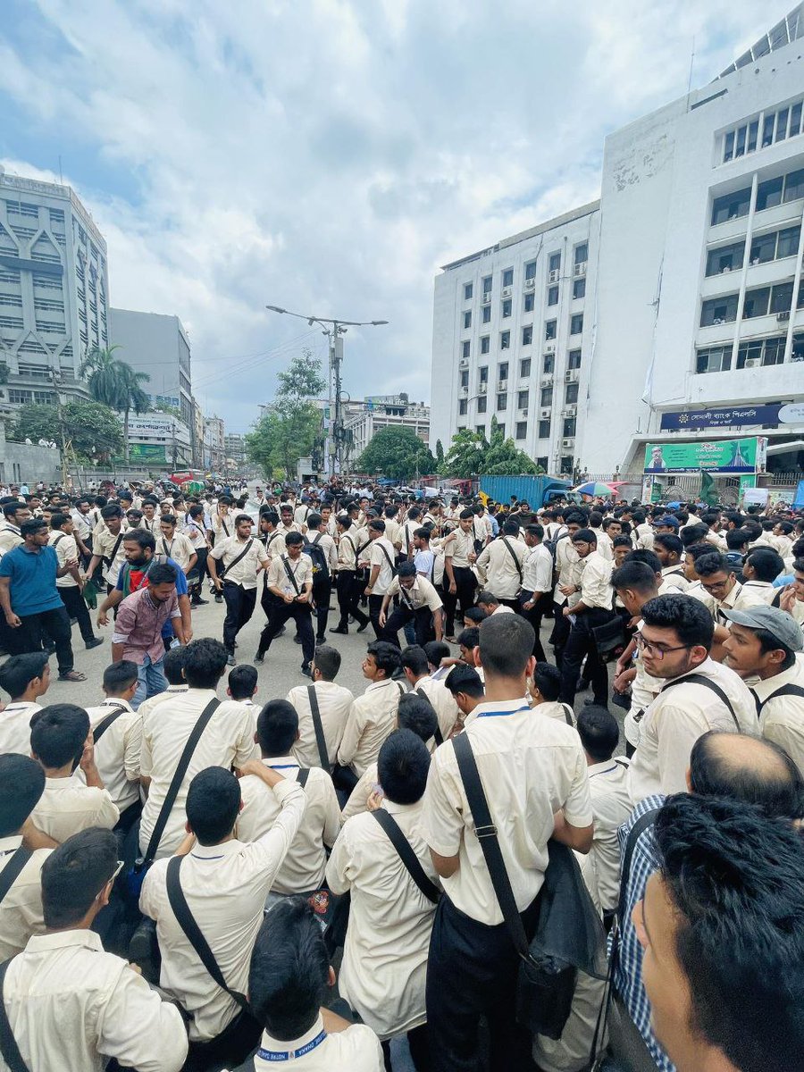 ahrumonbd's tweet photo. Standing with the students in Bangladesh fighting for merit-based recruitment! โ #EndQuotaSystem #EqualOpportunity Let's create a fair system that rewards hard work and qualifications. #Bangladesh #EducationForAll https://t.co/fKKryii3p6